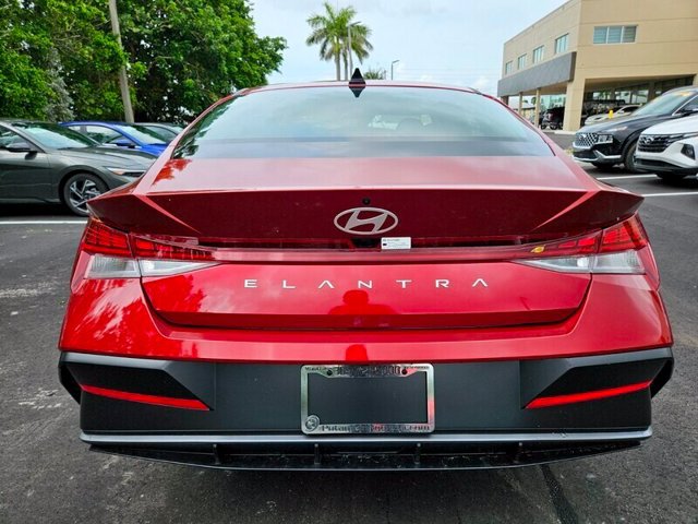 Certified 2025 Hyundai Elantra SEL FWD image 8