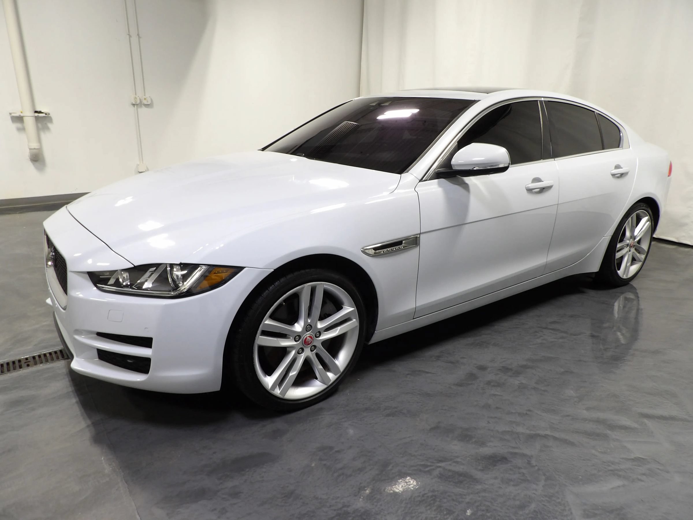 Used 2017 Jaguar XE Prestige AWD/4WD image 5