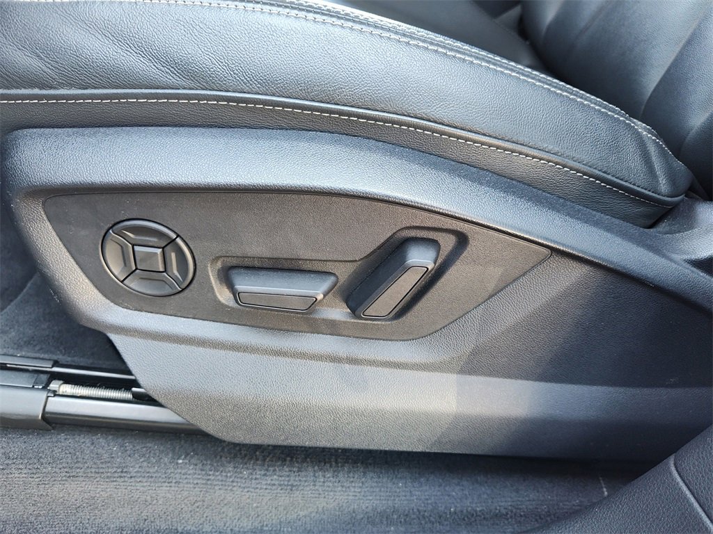 Used 2023 Audi Q8 Premium image 24