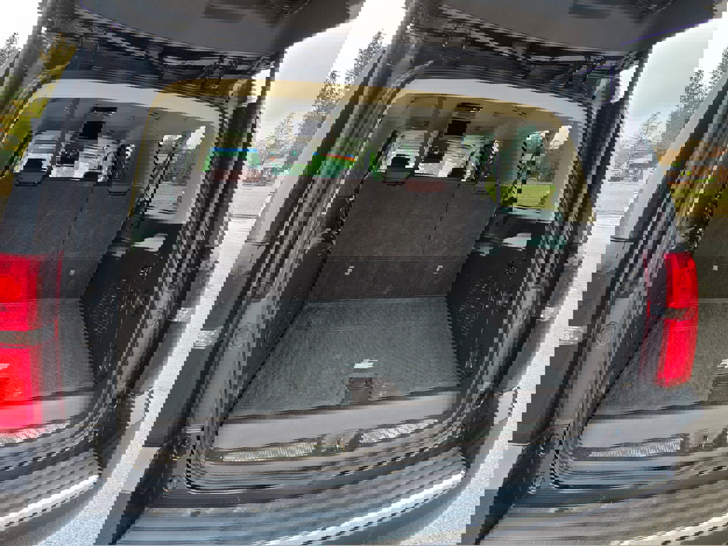 Used 2018 Chevrolet Suburban Premier image 17