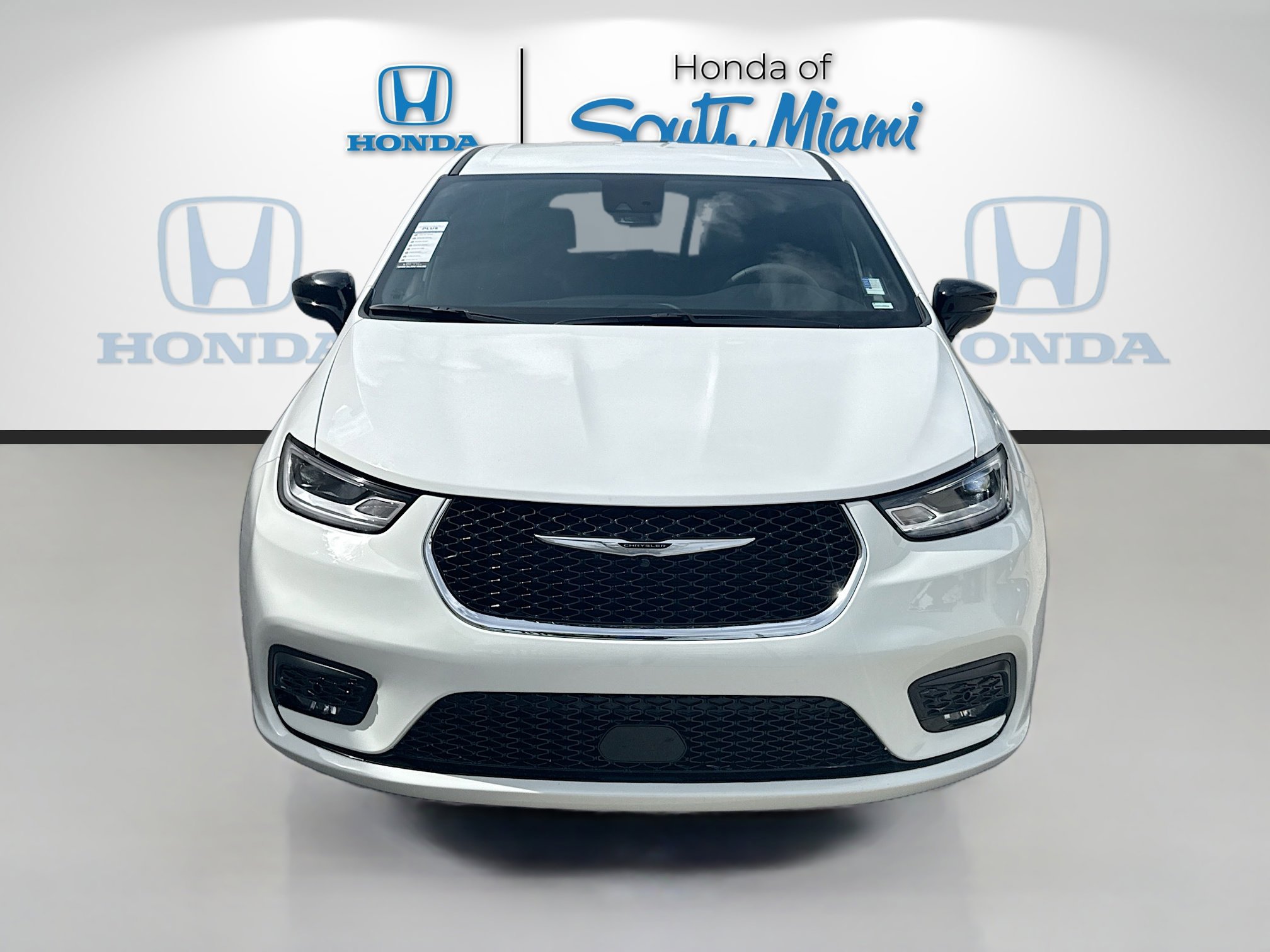 Used 2025 Chrysler Pacifica Select FWD image 2