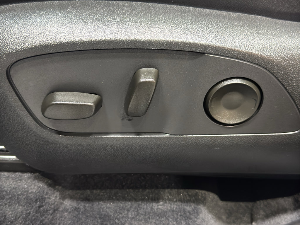 Used 2025 GMC Acadia AT4 w/ Luxury Package image 18