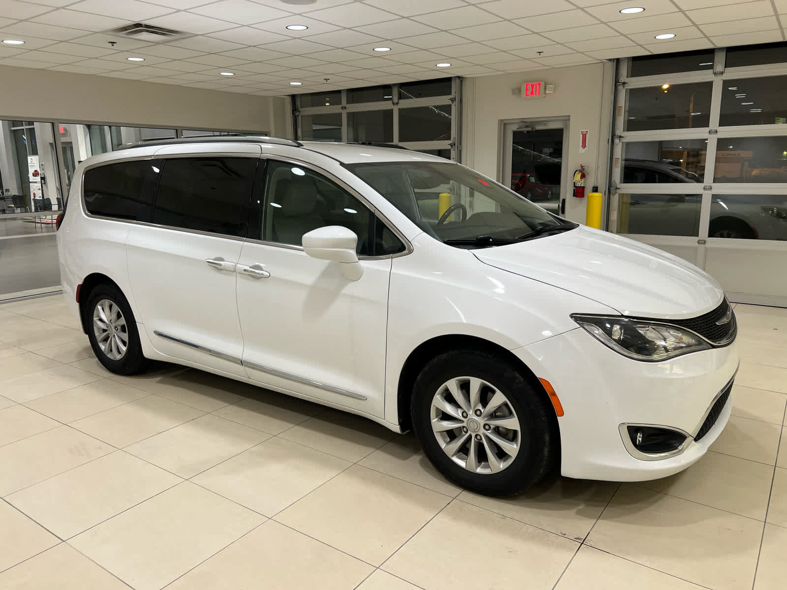 Used 2018 Chrysler Pacifica Touring-L FWD image 1