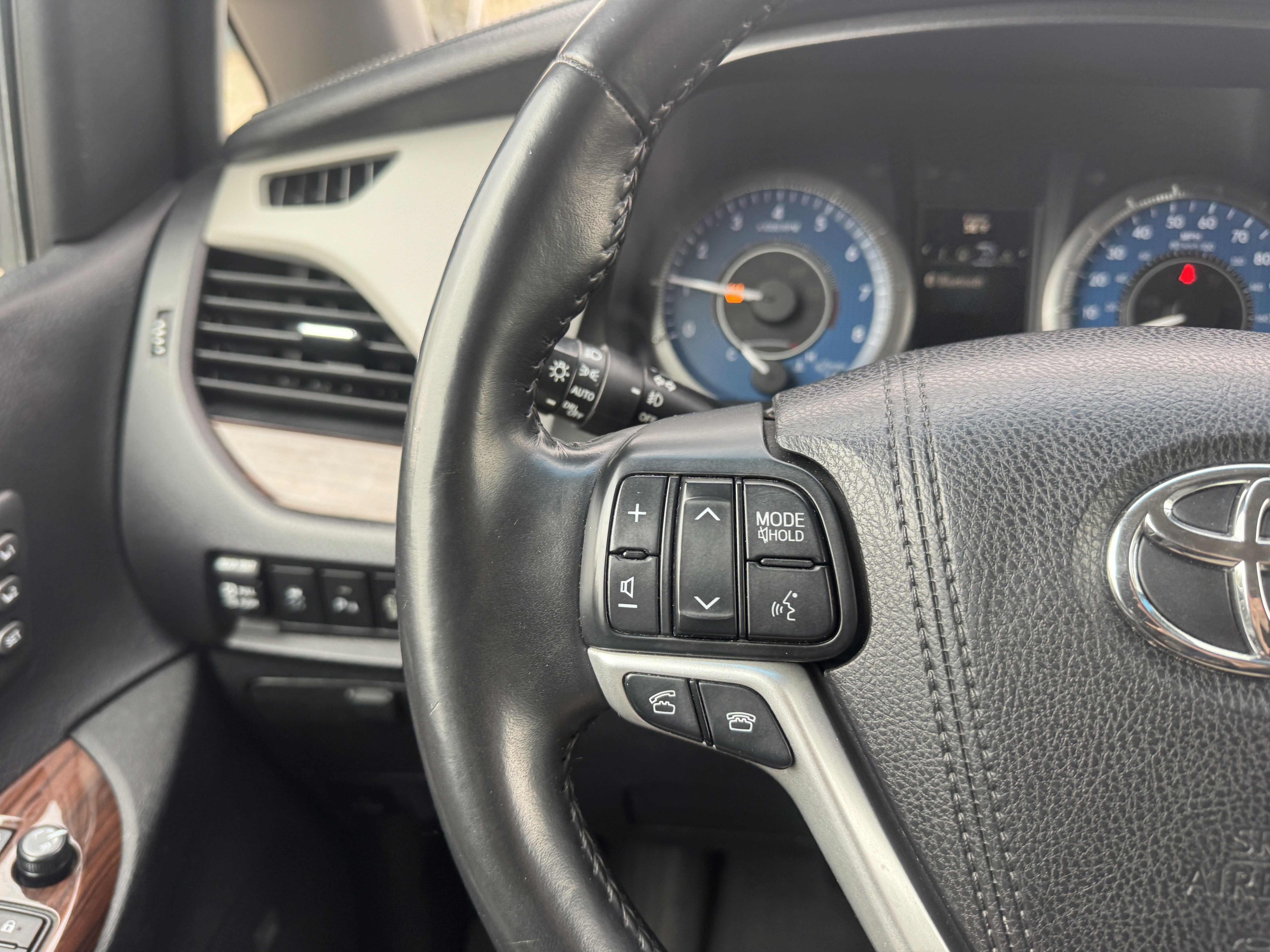 Used 2017 Toyota Sienna Limited Premium image 23