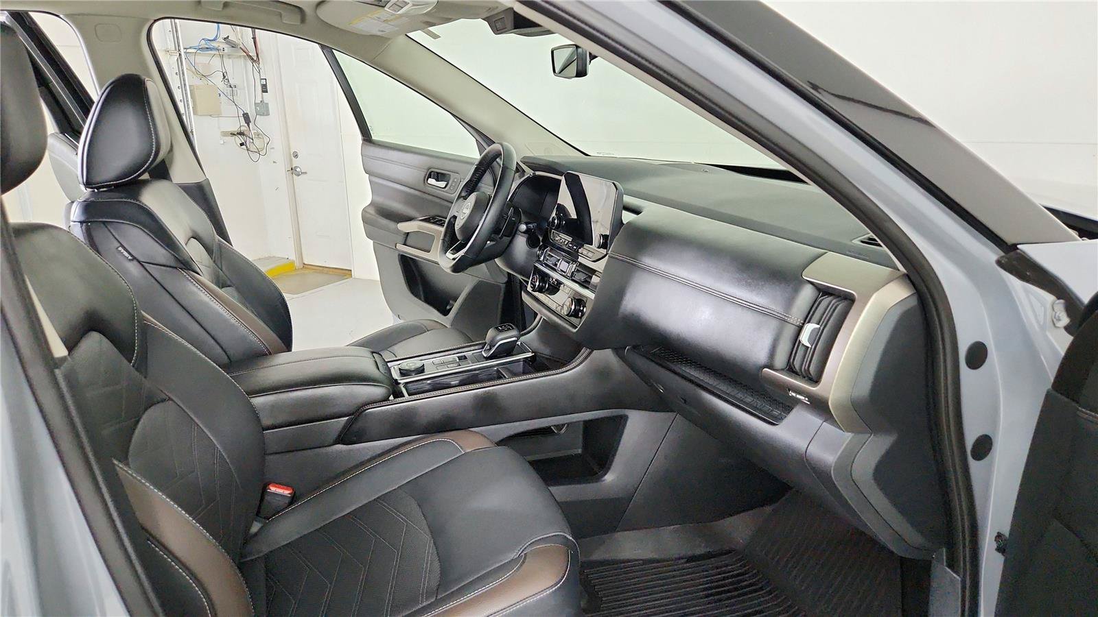 Used 2024 Nissan Pathfinder Platinum w/ Black Appearance Package AWD/4WD image 28