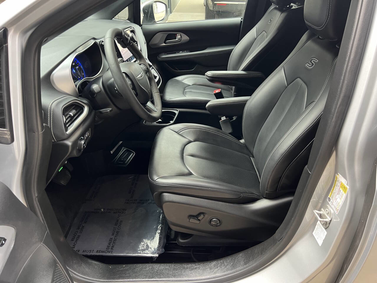 Used 2023 Chrysler Pacifica Touring-L w/ Uconnect Theater Family Group image 18