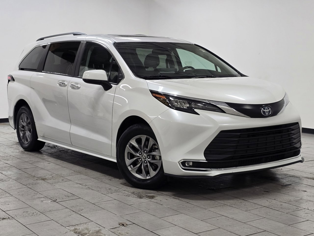 Certified 2024 Toyota Sienna XLE image 2