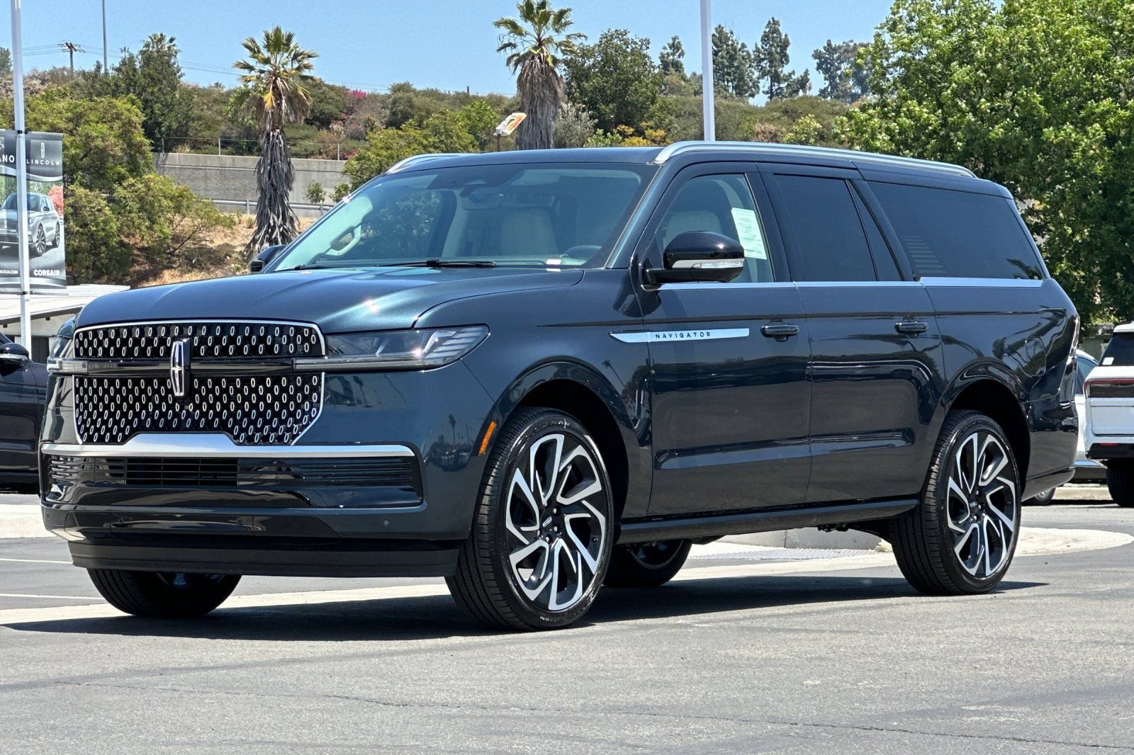 New 2026 Lincoln Navigator L Reserve AWD/4WD image 7