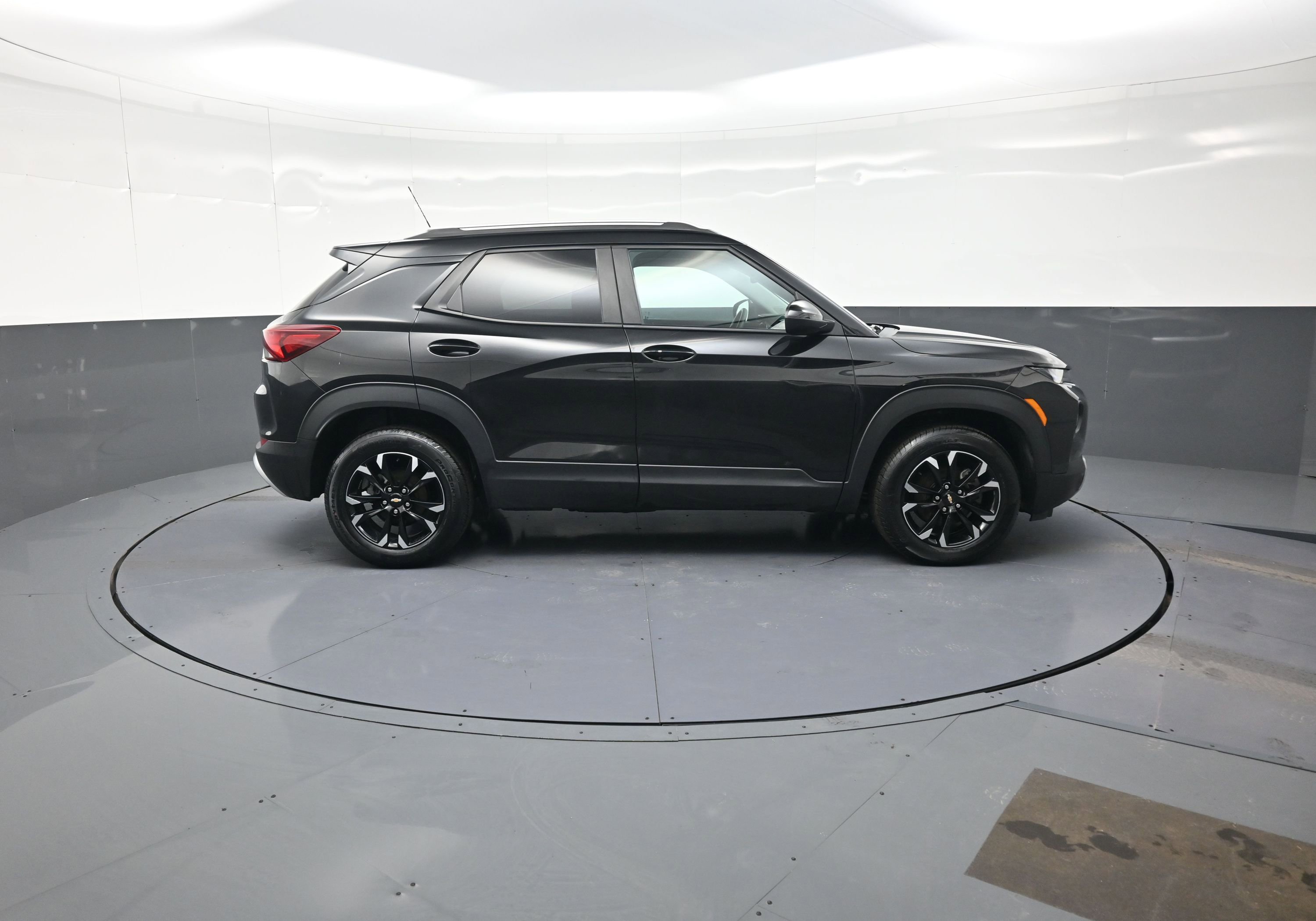 Used 2023 Chevrolet TrailBlazer LT w/ Convenience Package image 2