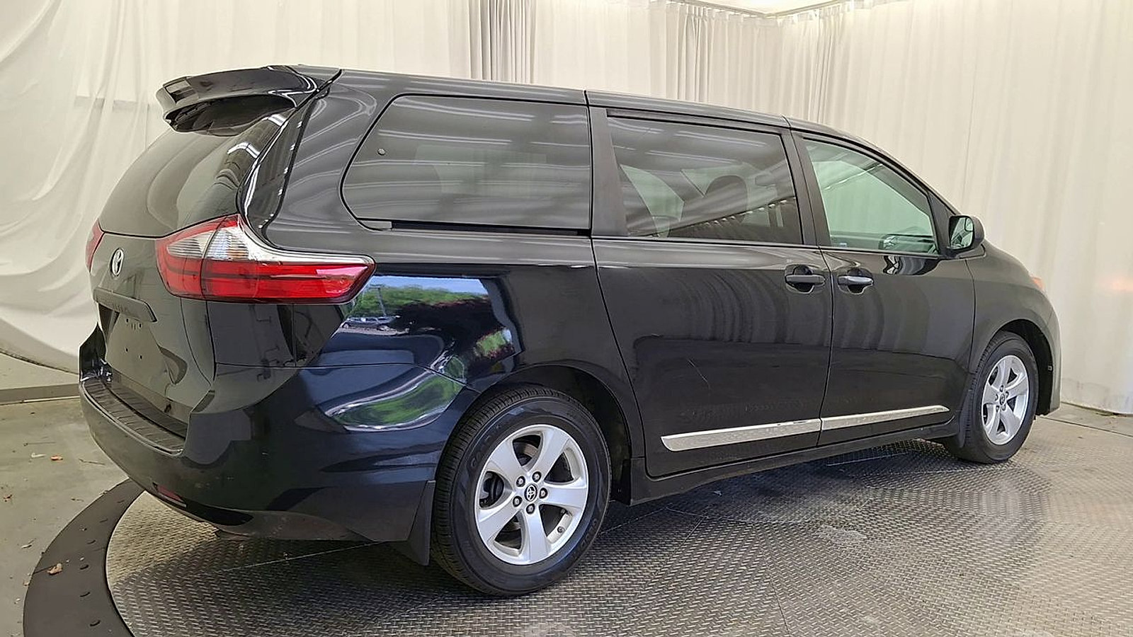 Used 2020 Toyota Sienna L FWD image 3