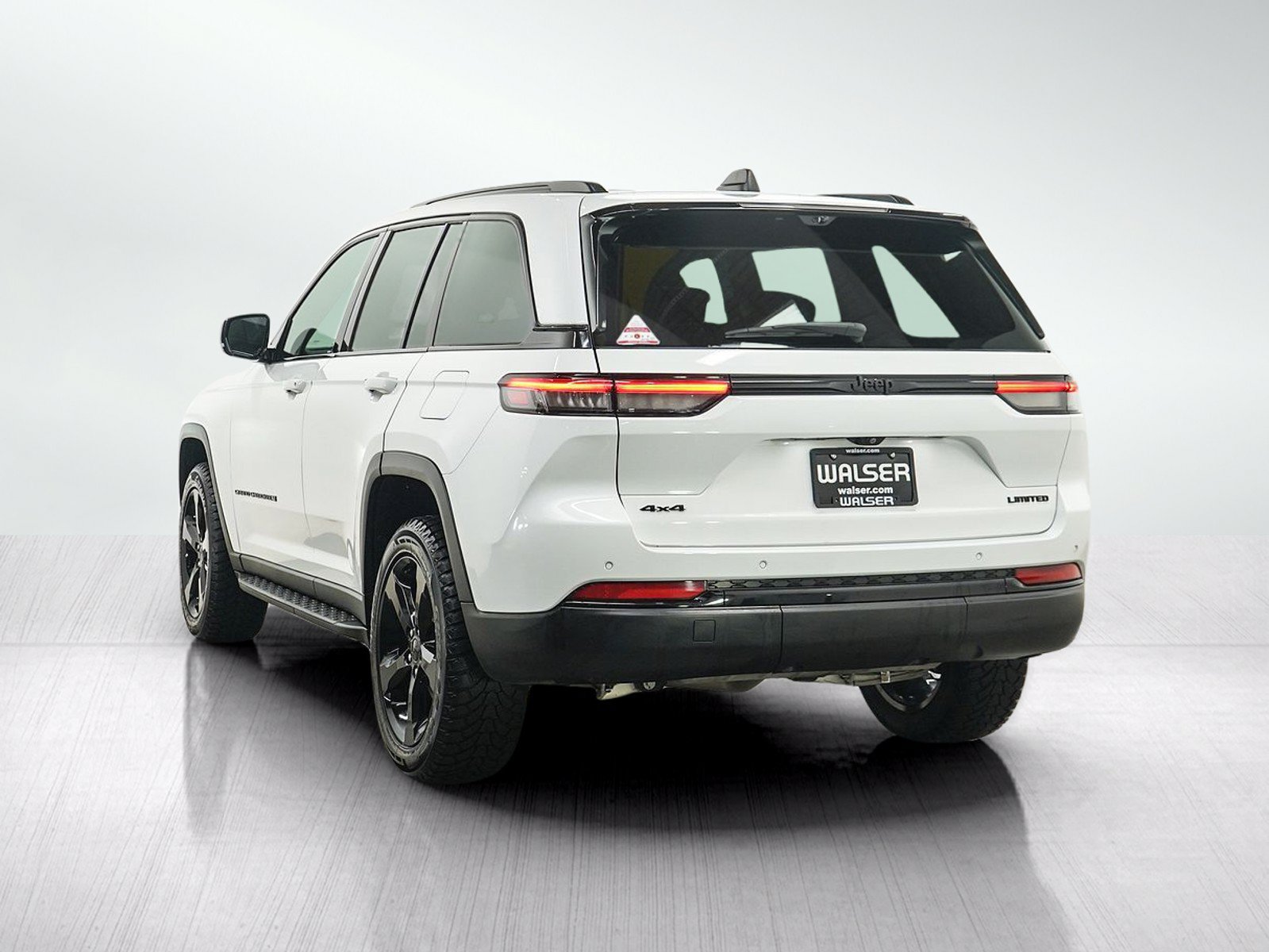 Used 2024 Jeep Grand Cherokee Limited w/ Luxury Tech Group II AWD/4WD image 3