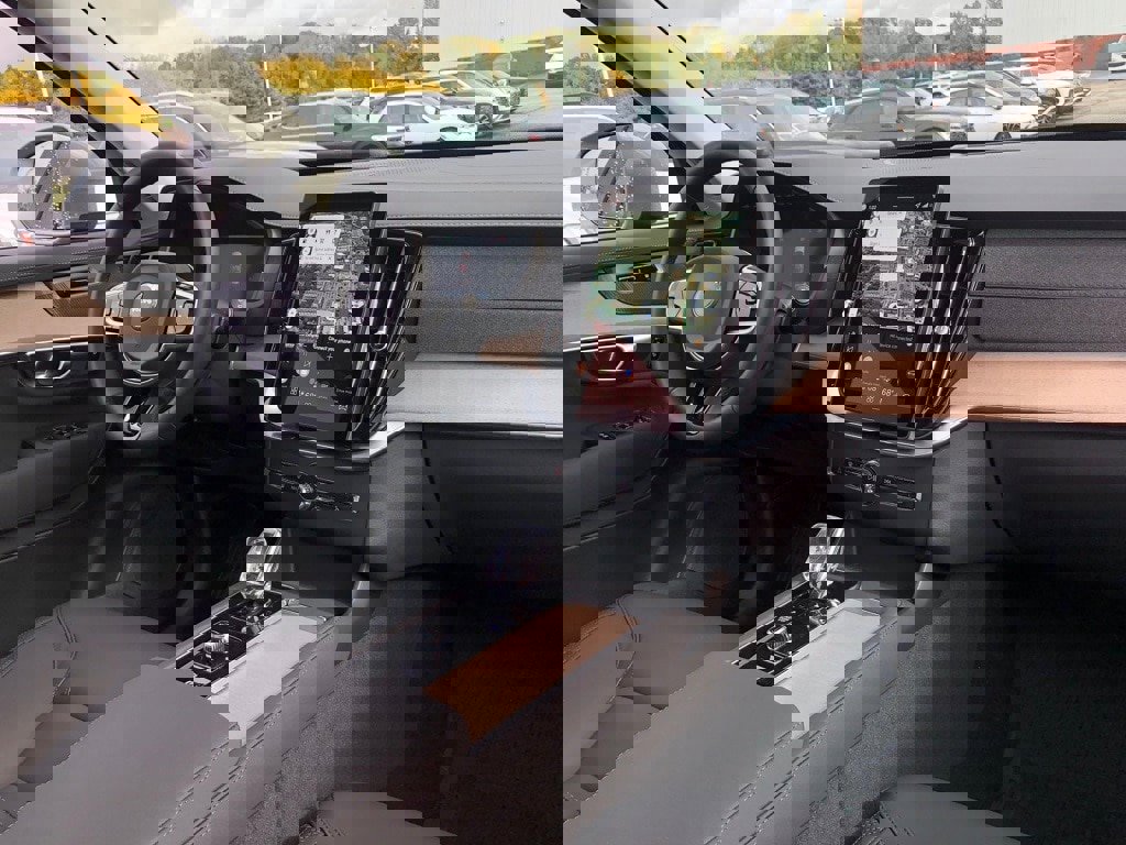 New 2026 Volvo XC90 T8 Plus w/ Protection Package Premier image 17