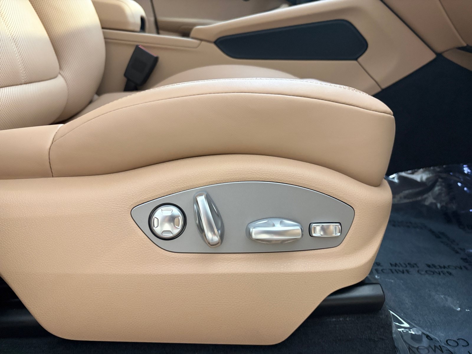 Certified 2026 Porsche Macan AWD/4WD image 23
