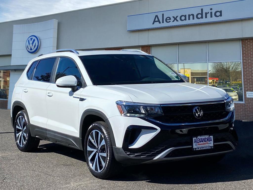Used 2022 Volkswagen Taos SE w/ Panoramic Sunroof Package