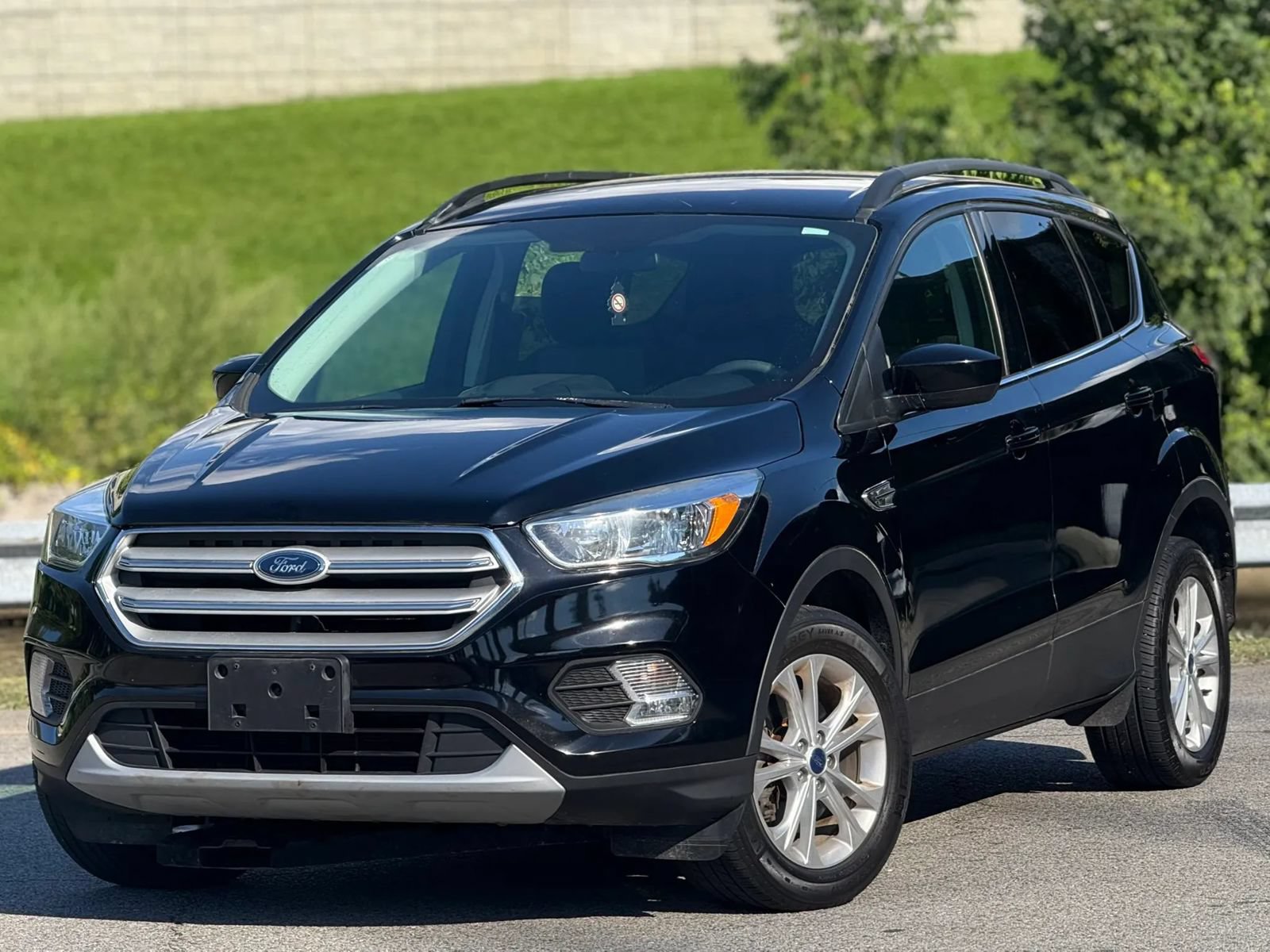 Used 2018 Ford Escape SE w/ SE Sync 3 Package AWD/4WD image 1