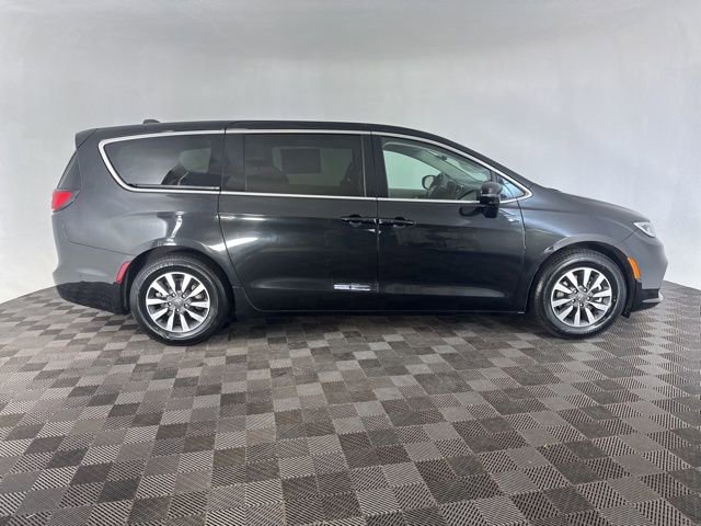 Used 2022 Chrysler Pacifica Touring-L w/ Uconnect Theater Family Group image 4