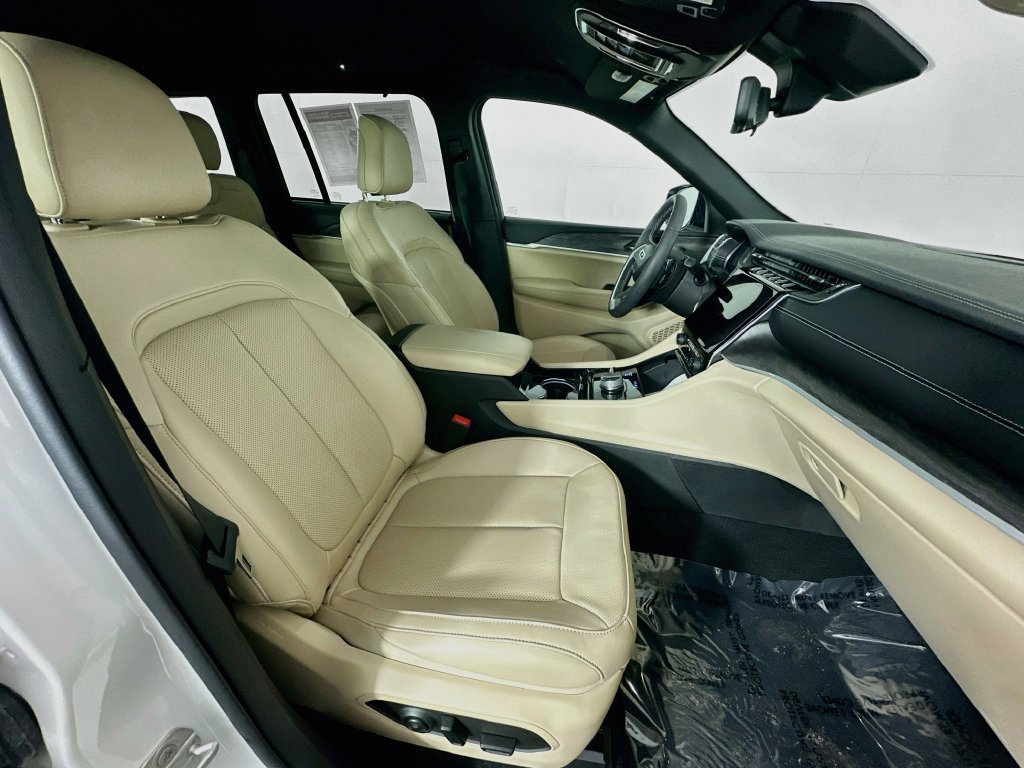 Used 2023 Jeep Grand Cherokee Limited w/ Luxury Tech Group II AWD/4WD image 34