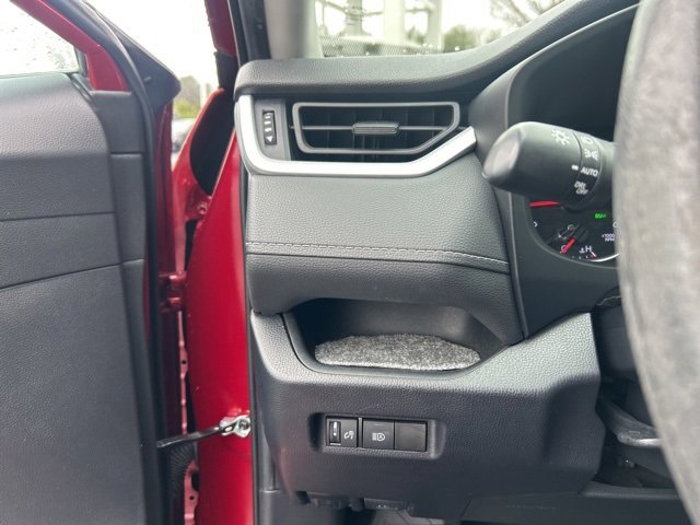 Used 2020 Toyota RAV4 XLE image 28