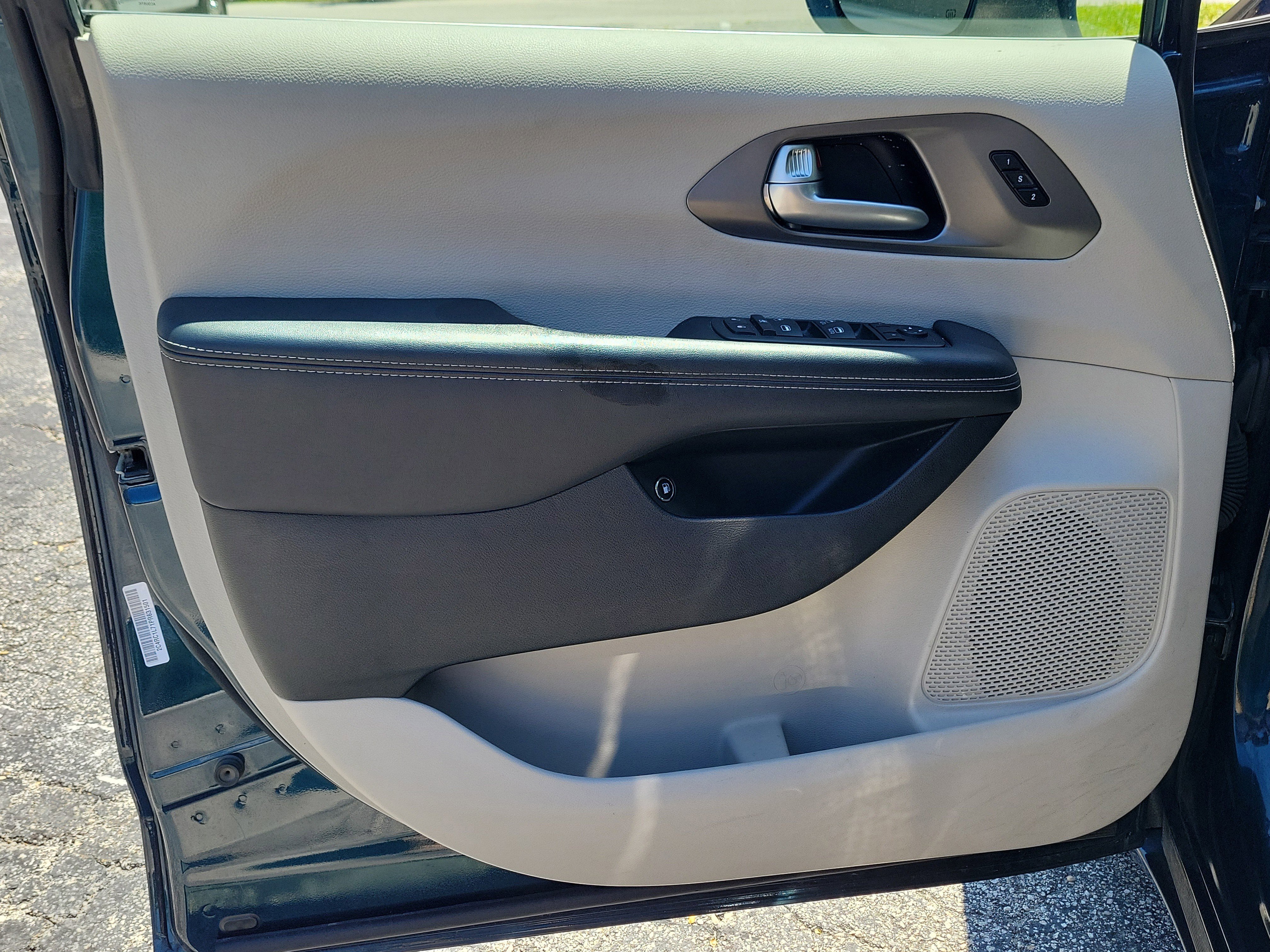 Used 2023 Chrysler Pacifica Touring-L image 16