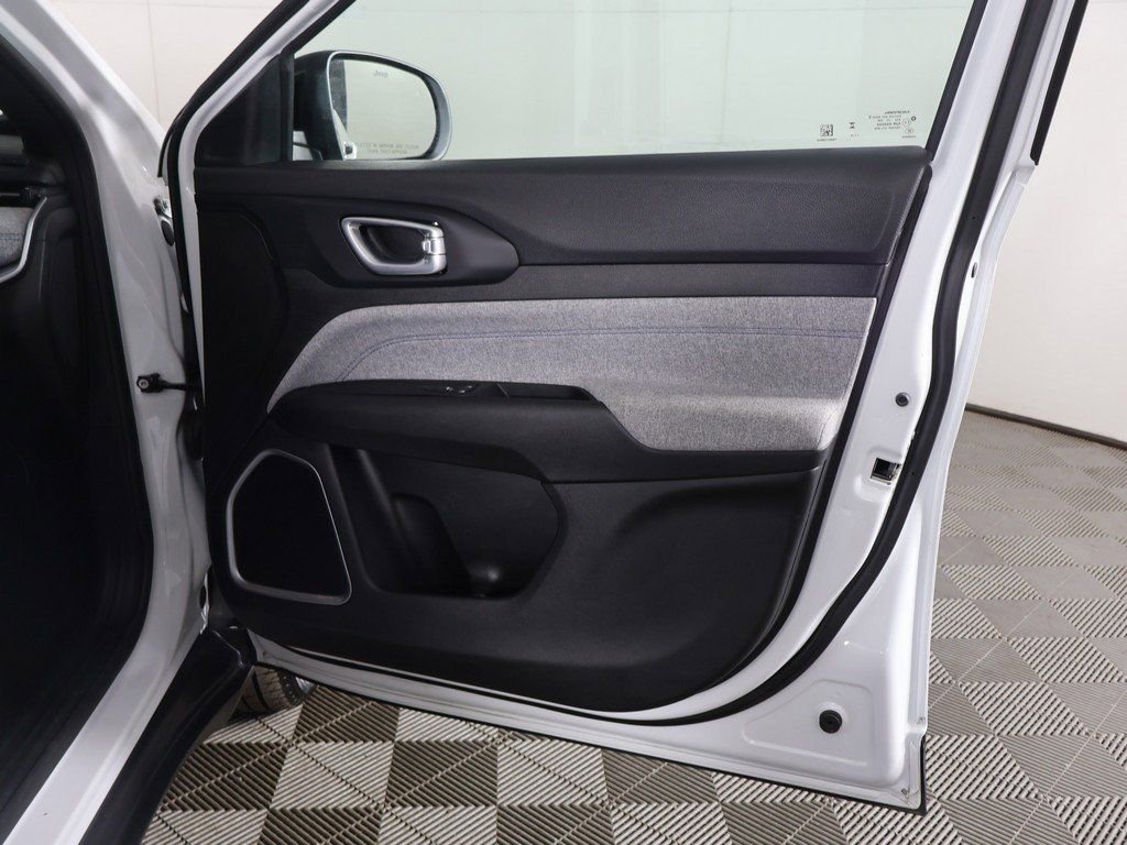 Used 2023 Jeep Compass Latitude image 21