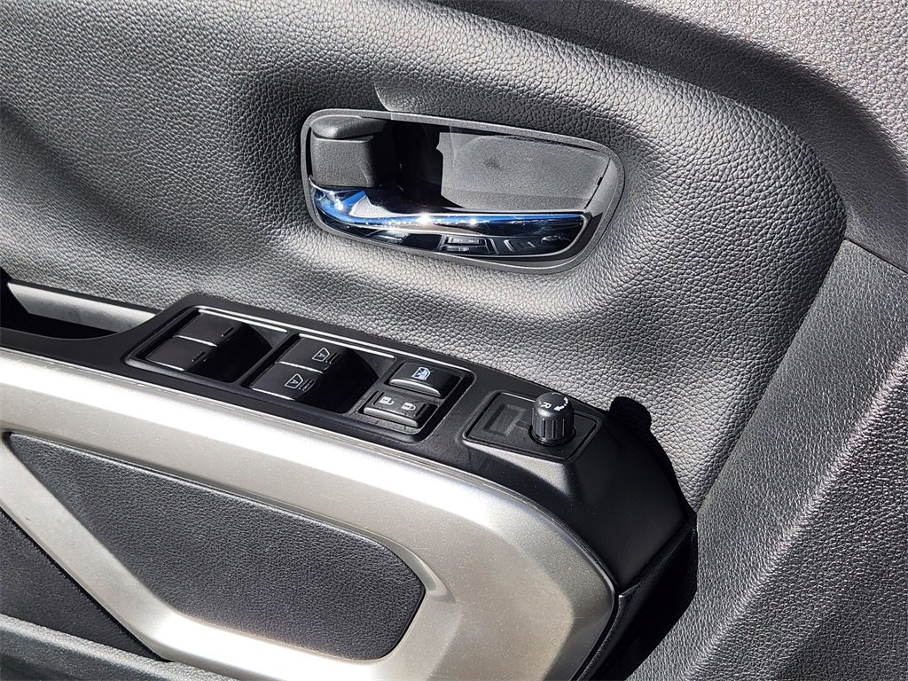 Used 2023 Nissan Titan SV image 4