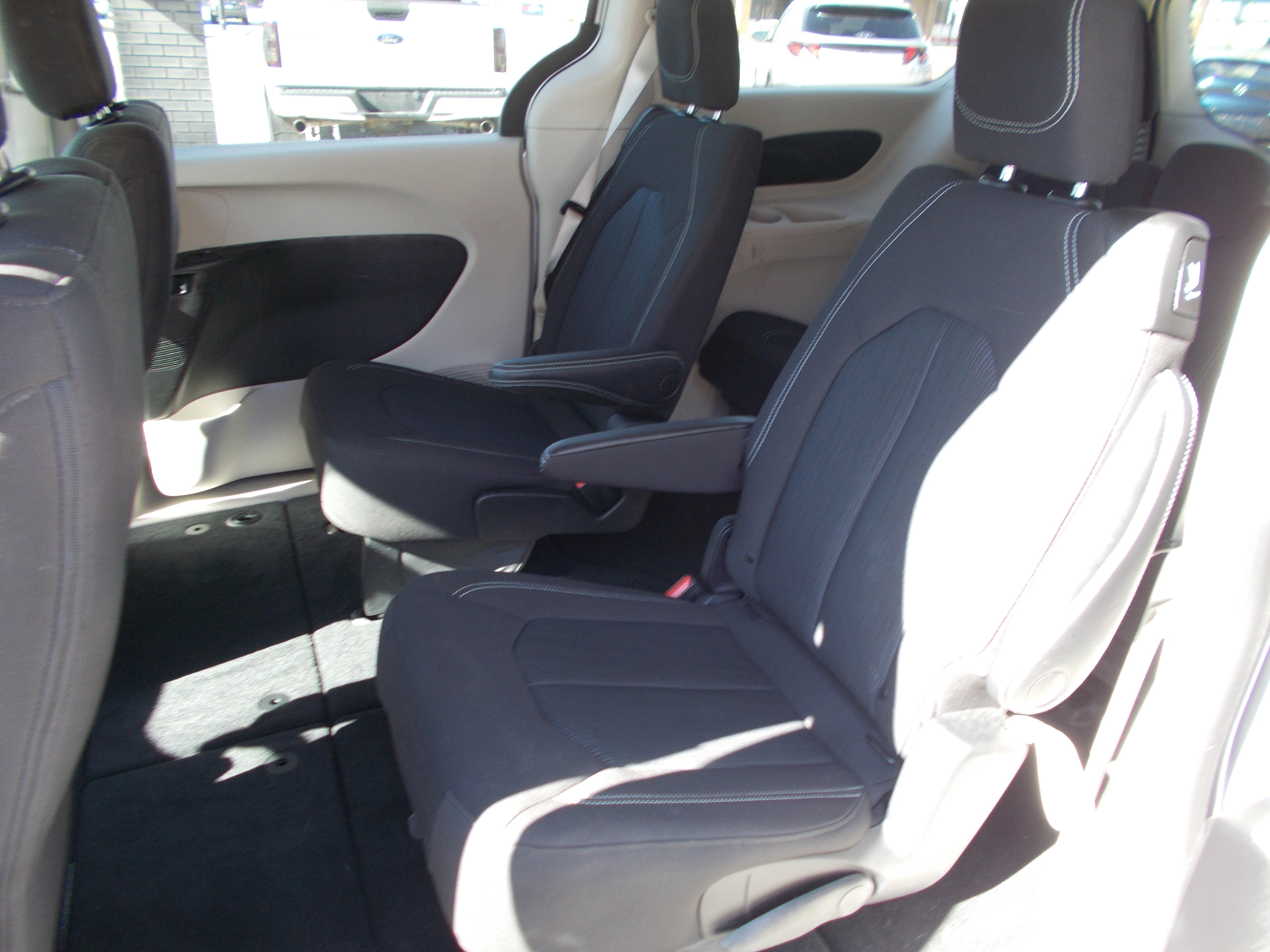 Used 2023 Chrysler Voyager LX image 11