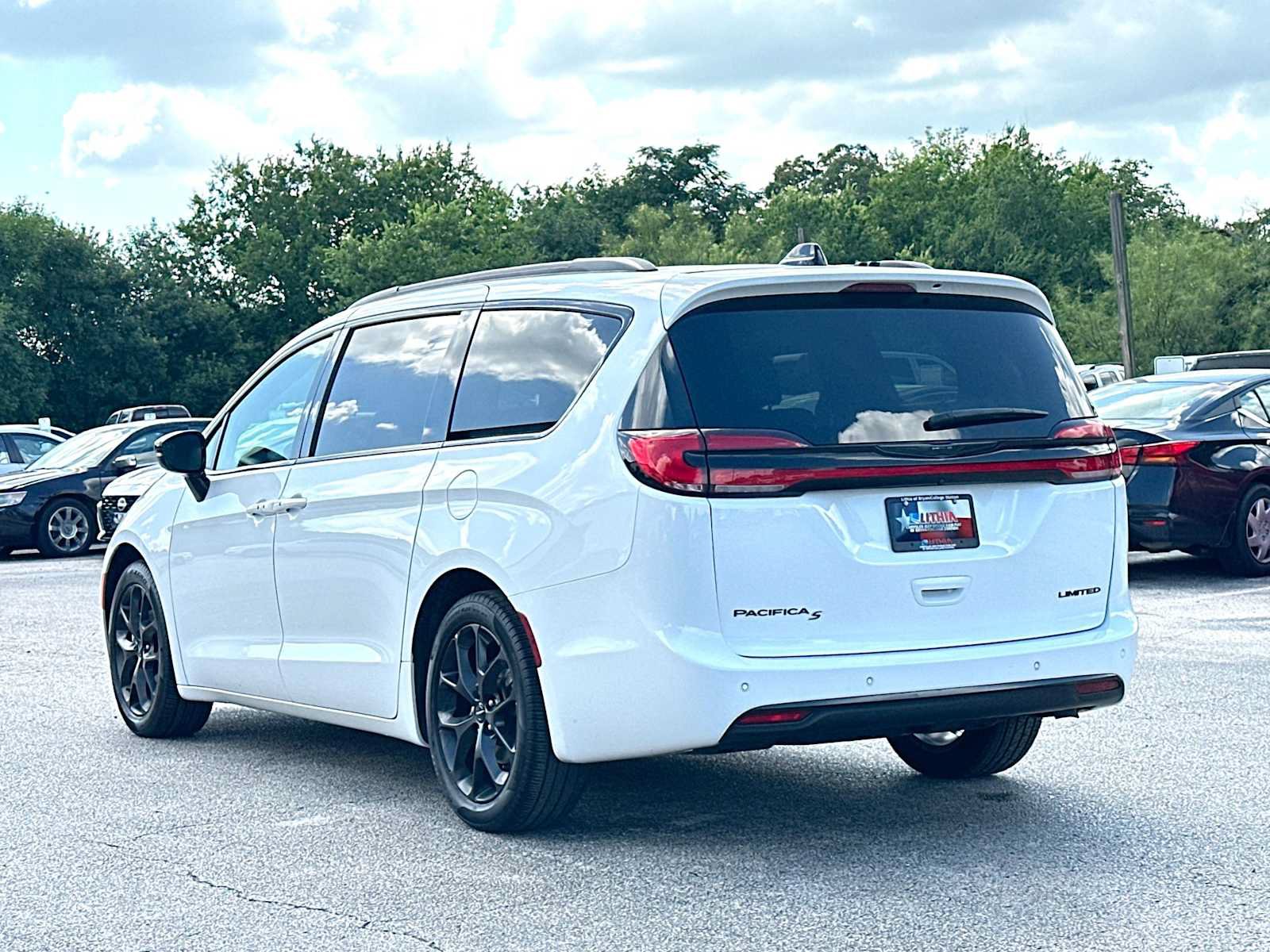 Used 2025 Chrysler Pacifica Limited FWD image 13