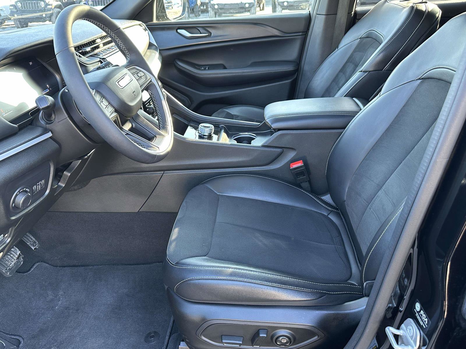 Used 2024 Jeep Grand Cherokee Altitude image 17