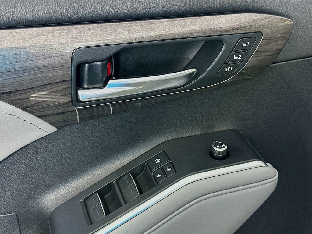 Used 2021 Toyota Highlander Limited image 18