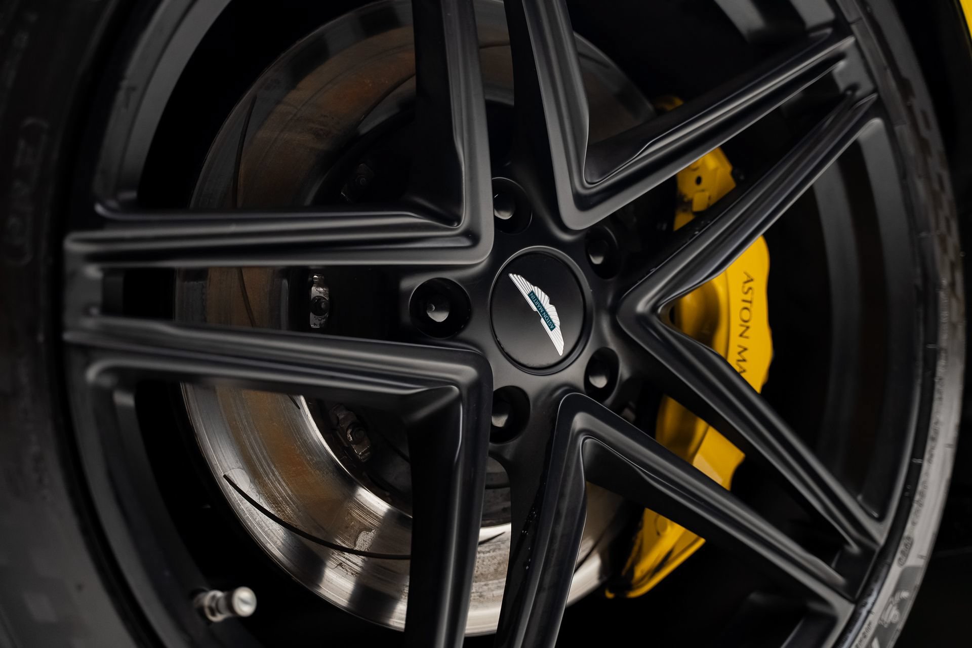 Used 2025 Aston Martin V8 Vantage Coupe RWD image 22