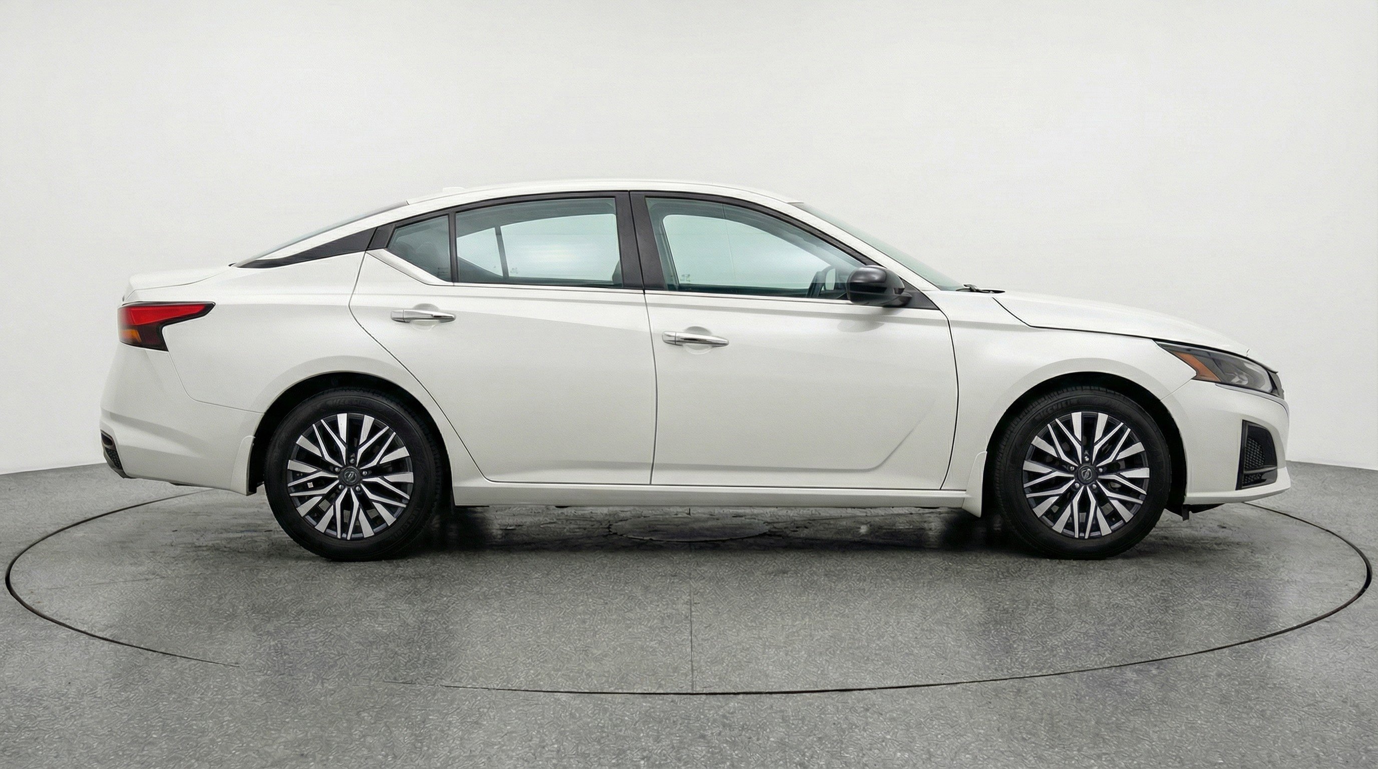 Used 2025 Nissan Altima 2.5 SV FWD image 11