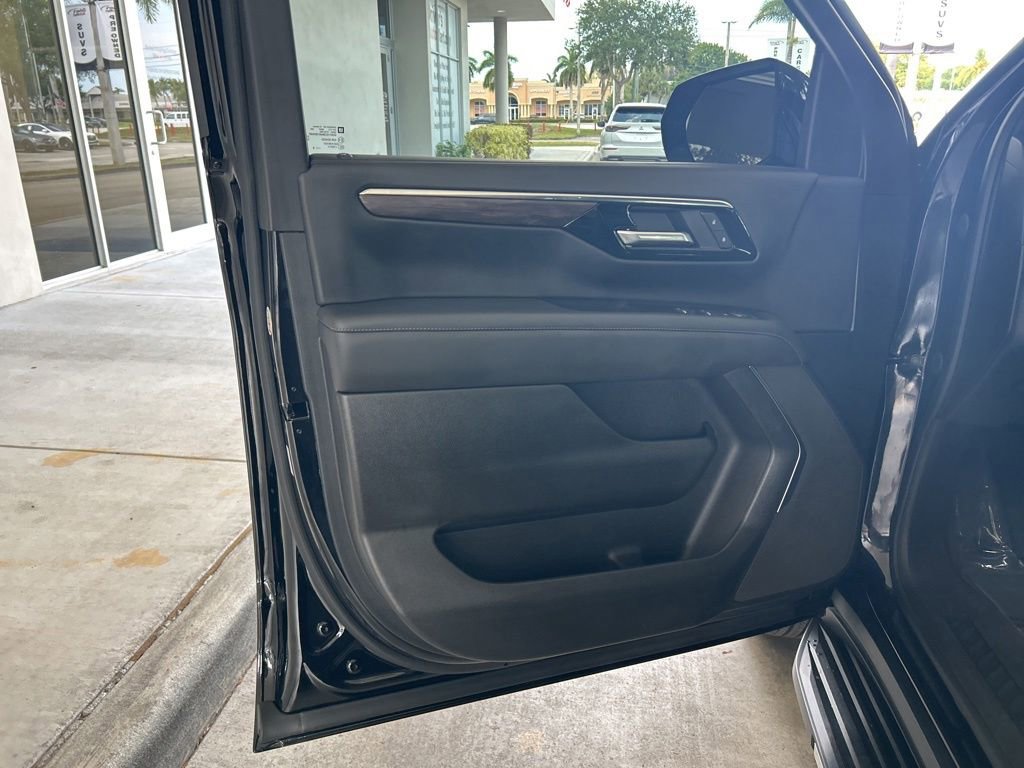 Used 2025 Chevrolet Suburban LS RWD image 41