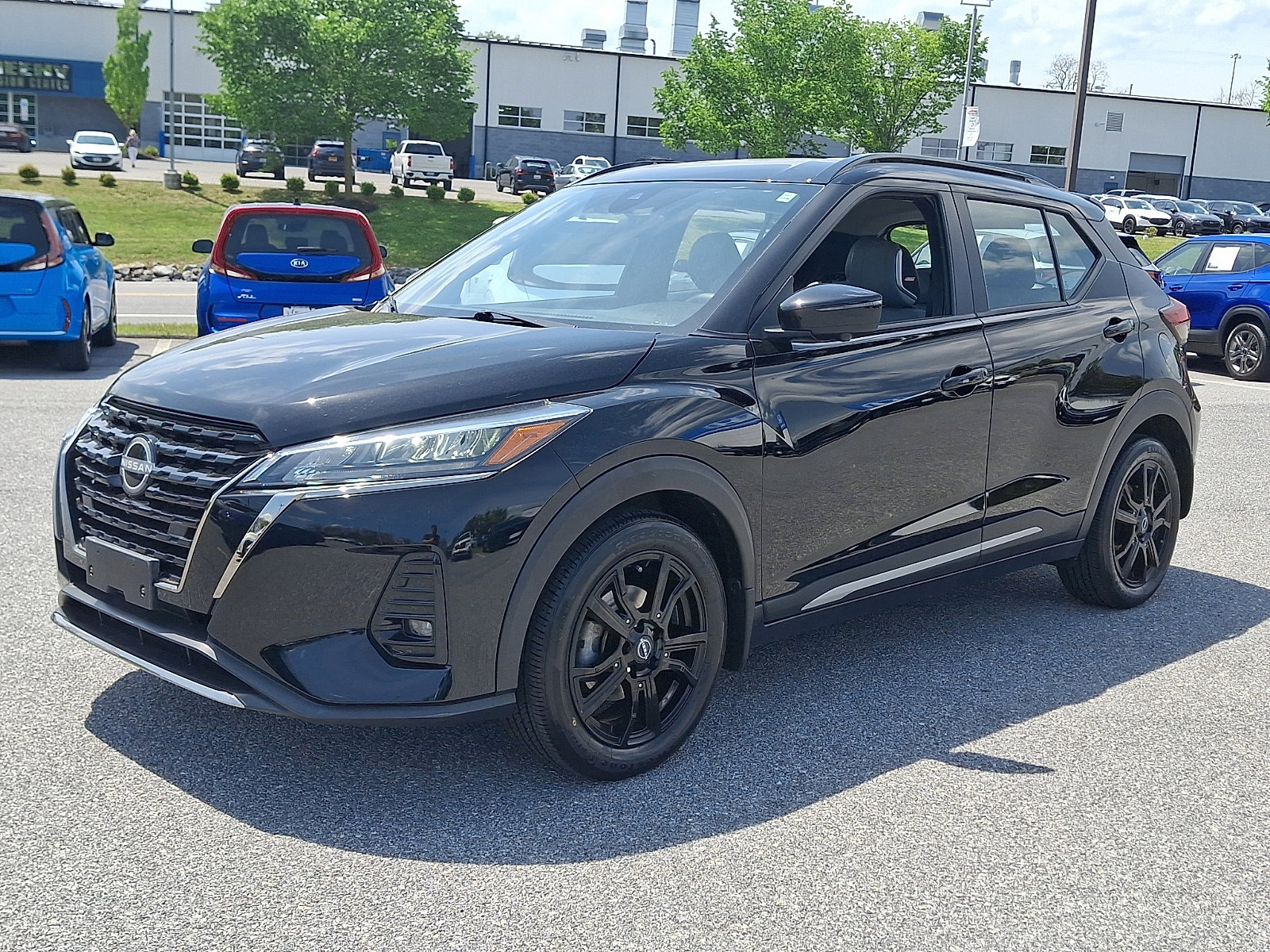 Used 2023 Nissan Kicks SR w/ SR Premium Package FWD image 3