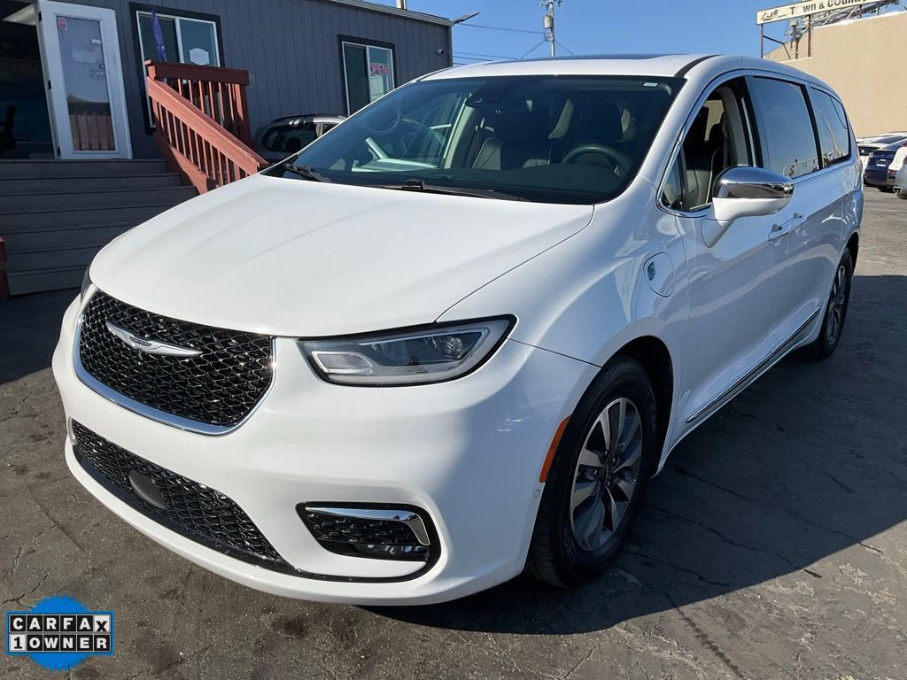 Used 2022 Chrysler Pacifica Limited w/ Uconnect Theater Family Group image 95