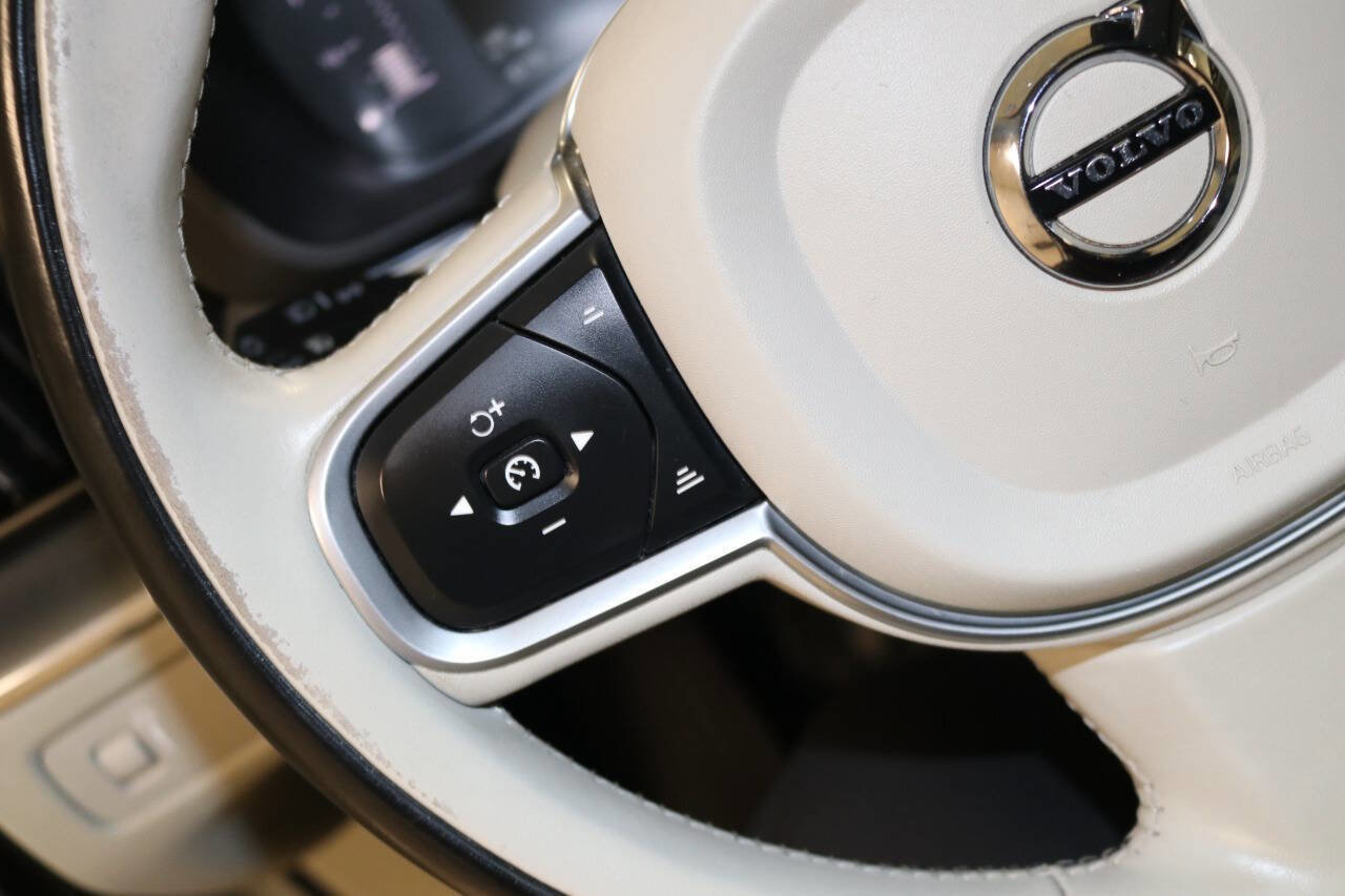 Used 2019 Volvo XC60 T5 Momentum w/ Premium Package AWD/4WD image 30