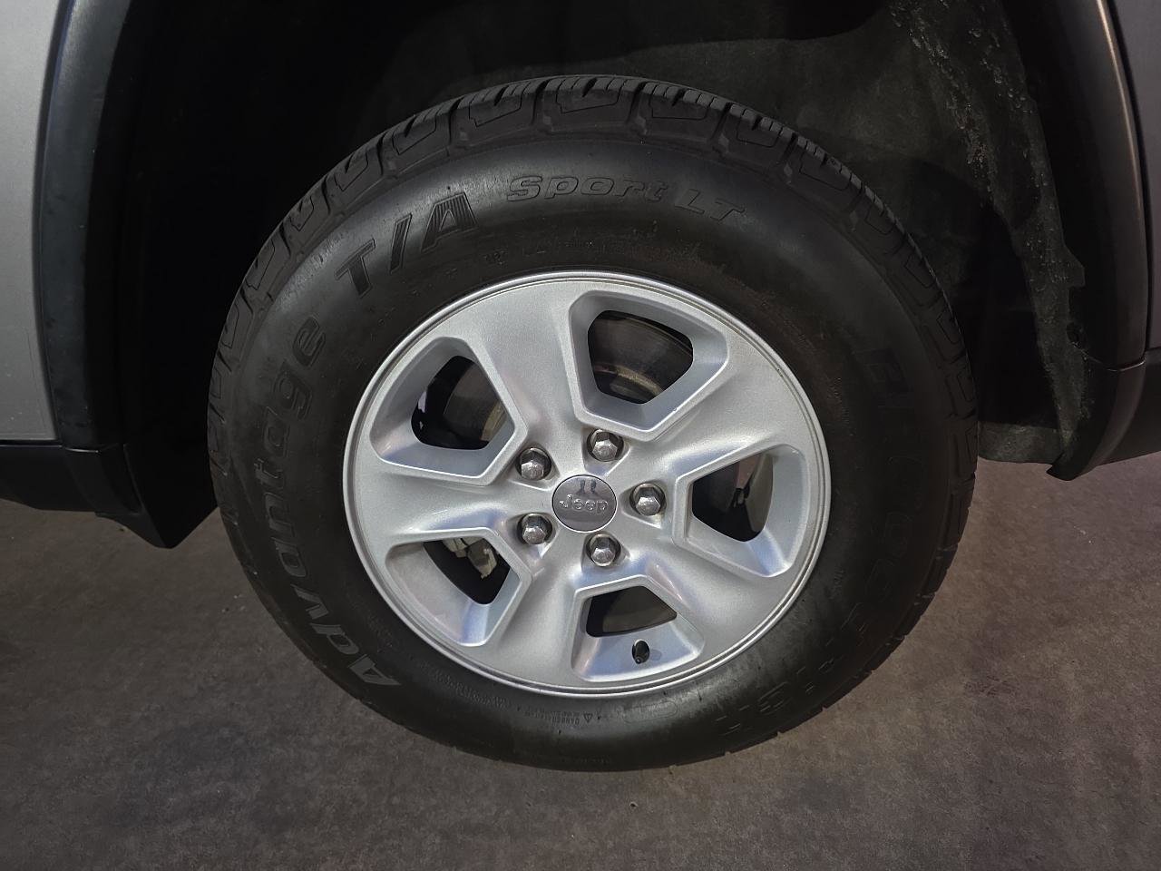 Used 2017 Jeep Grand Cherokee Laredo w/ Quick Order Package 2BE image 29