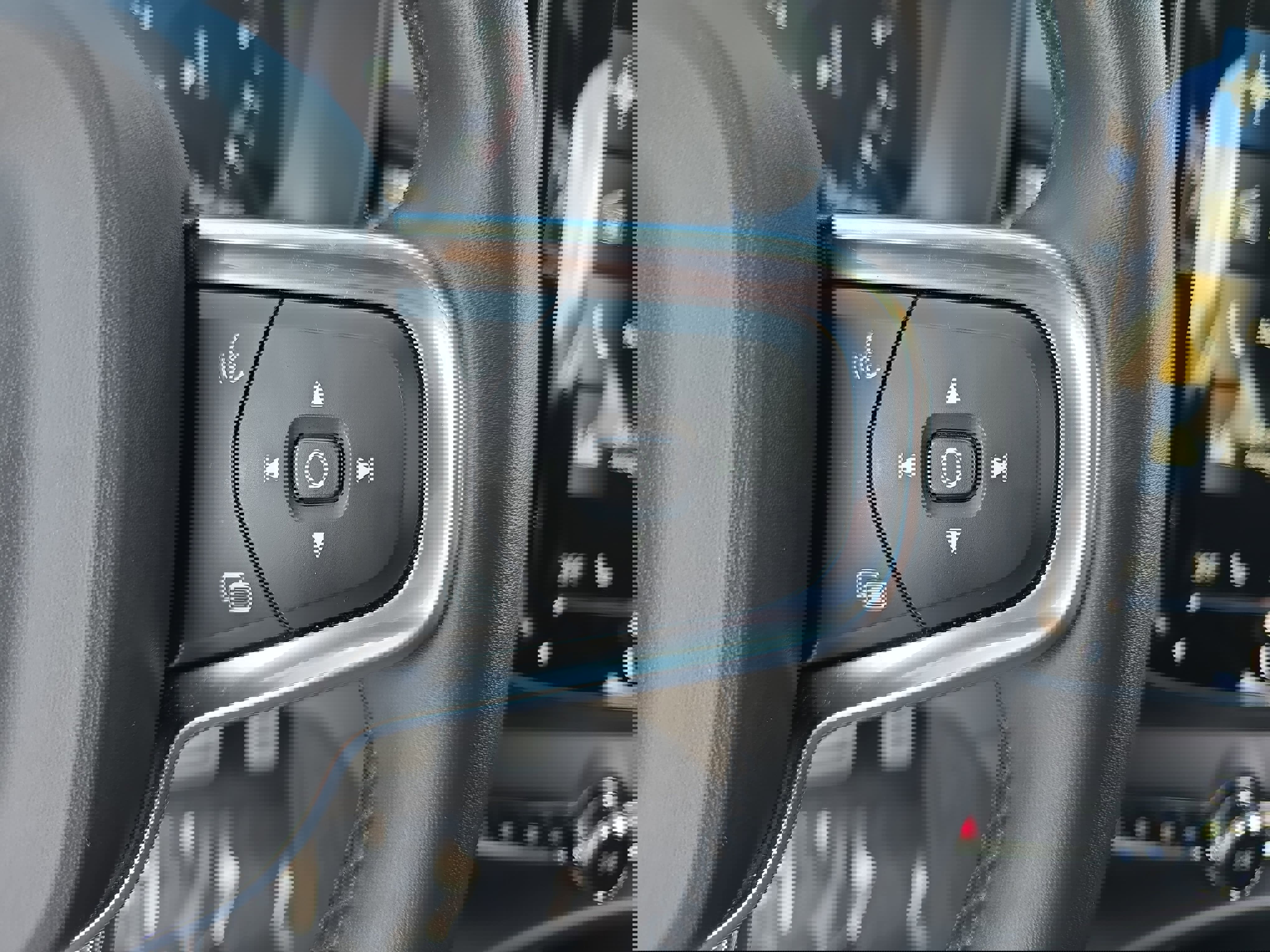 Used 2022 Volvo XC40 T5 R-Design w/ Advanced Package image 18