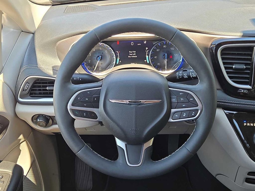 Used 2022 Chrysler Pacifica Touring-L FWD image 17