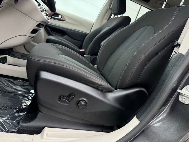 Used 2023 Chrysler Voyager LX image 8
