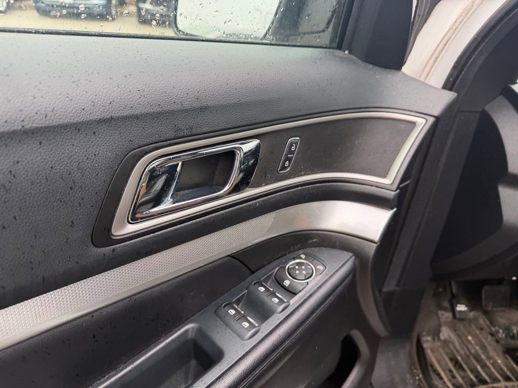 Used 2016 Ford Explorer XLT w/ Equipment Group 202A AWD/4WD image 8