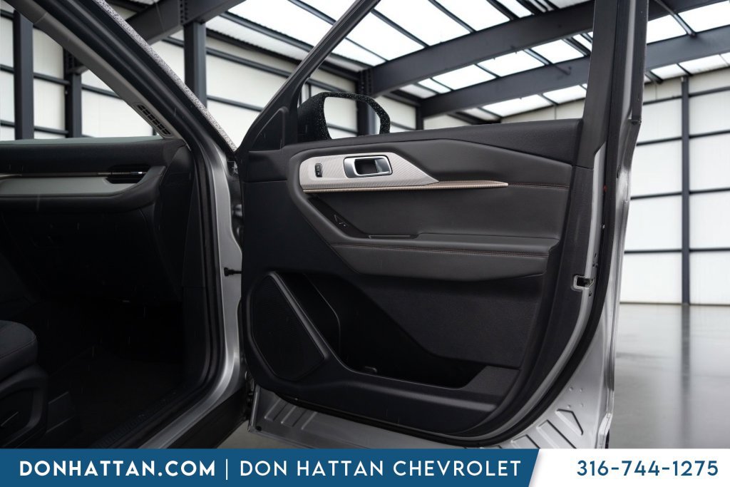 Used 2025 Ford Explorer Active AWD/4WD image 23