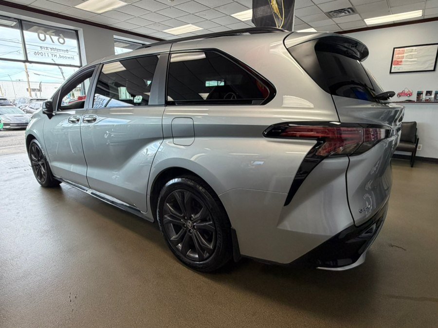 Used 2025 Toyota Sienna XSE FWD image 18