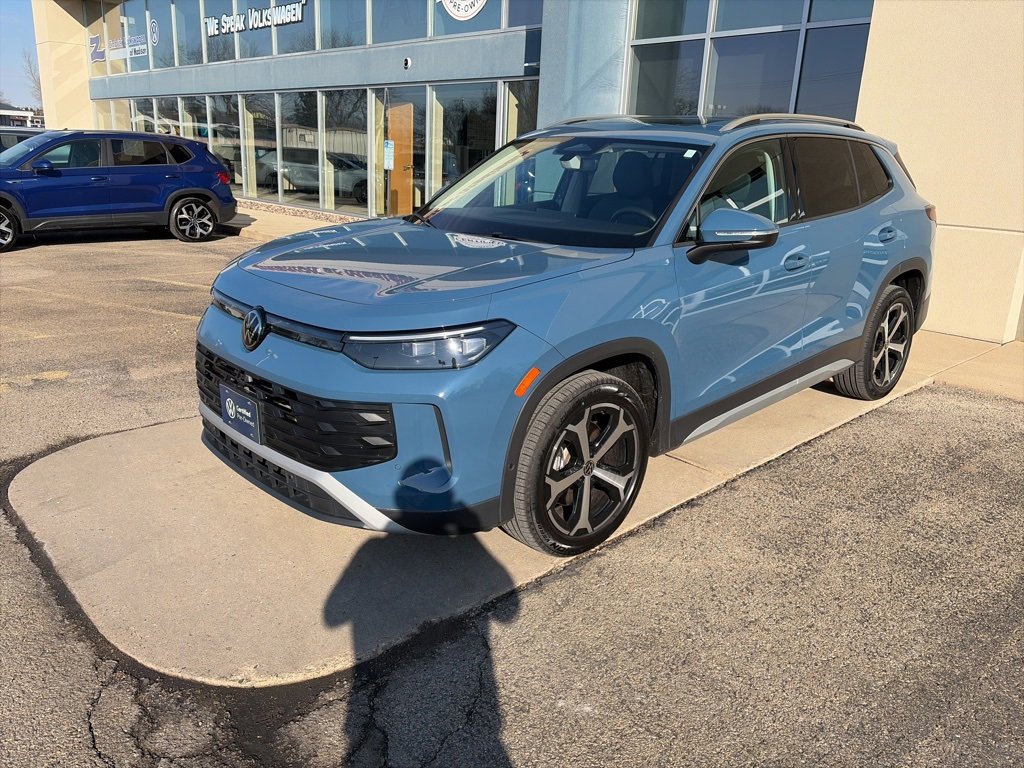 Certified 2025 Volkswagen Tiguan SE image 4