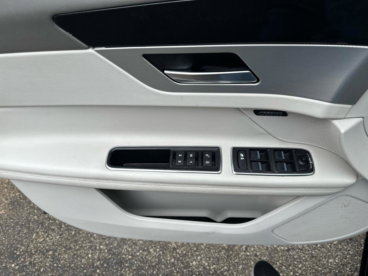 Used 2017 Jaguar XF Prestige image 16