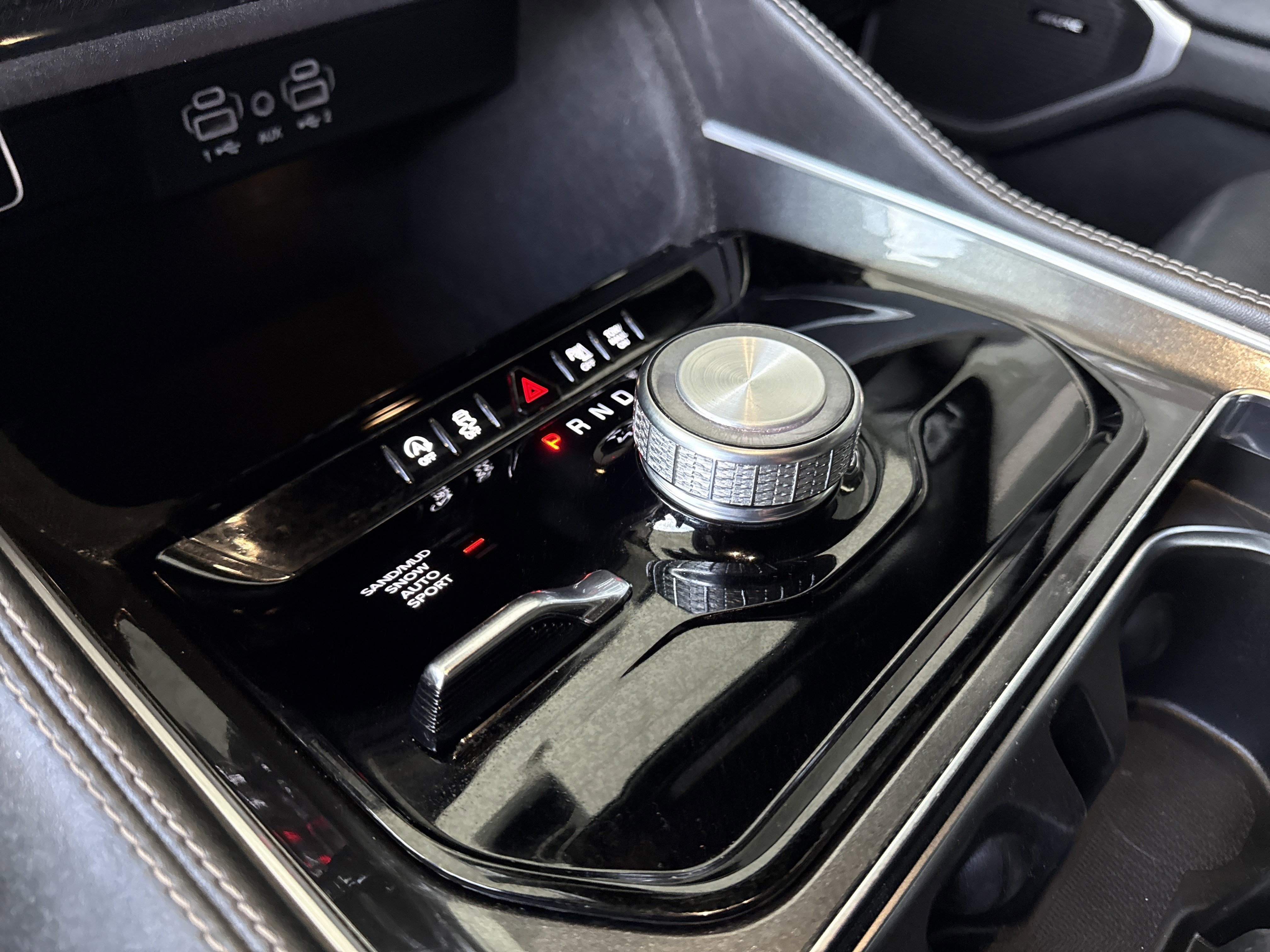 Used 2024 Jeep Wagoneer L image 27