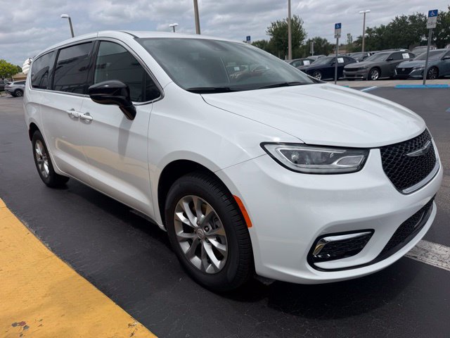 New 2026 Chrysler Pacifica Select AWD/4WD image 3