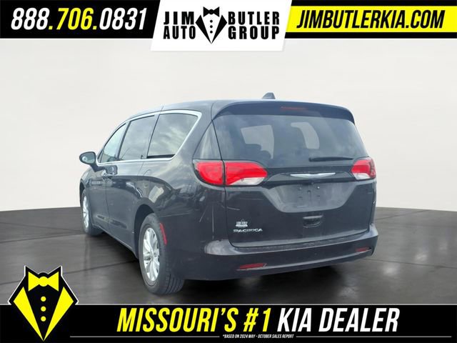 Used 2017 Chrysler Pacifica Touring w/ Tire & Wheel Group FWD image 5