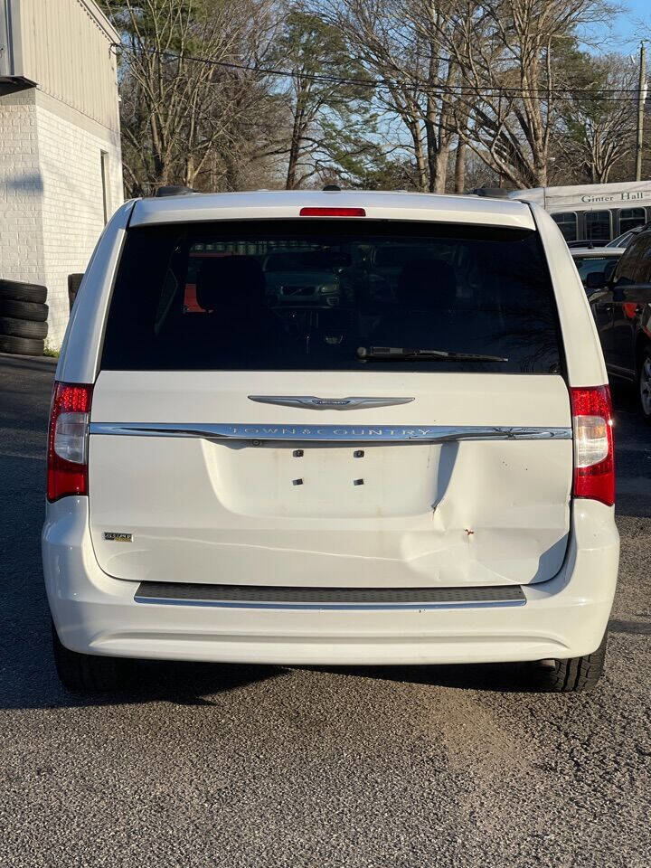 Used 2014 Chrysler Town & Country Touring image 5