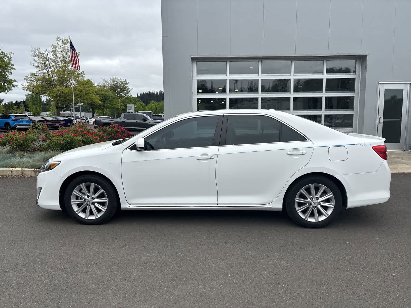 Used 2012 Toyota Camry XLE w/ Leather Pkg FWD image 2