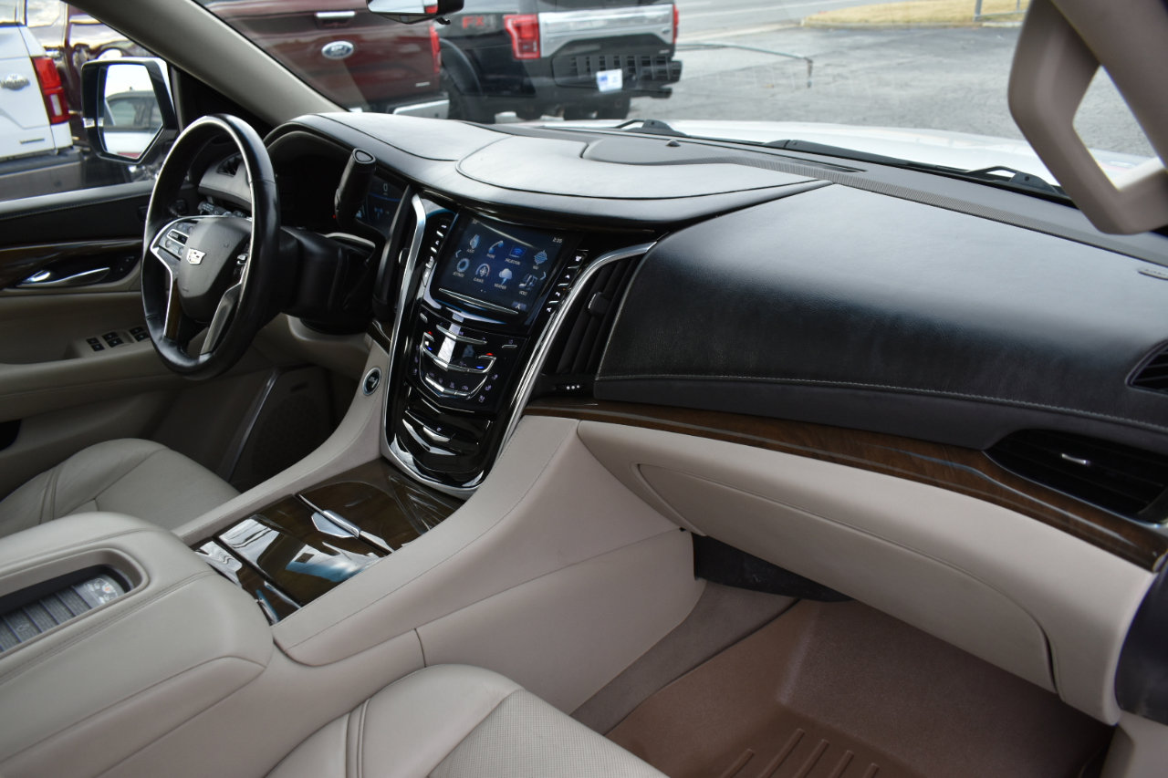 Used 2020 Cadillac Escalade ESV Premium Luxury image 13